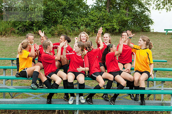 hoch oben High-Five High Five Fußballmannschaft