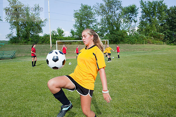 Mädchen übt Fußball-Fähigkeiten