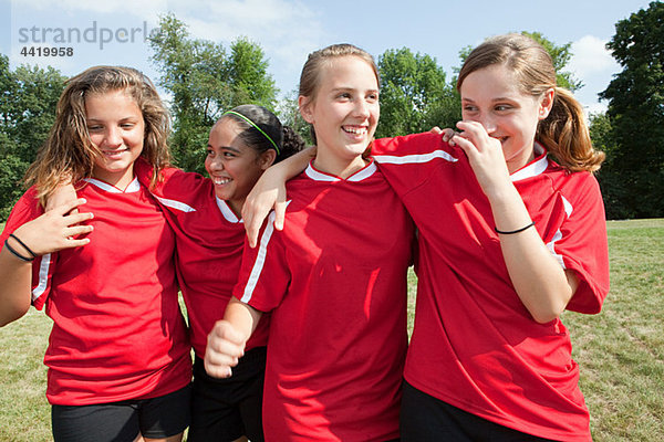 Fußballspielerinnen lachend