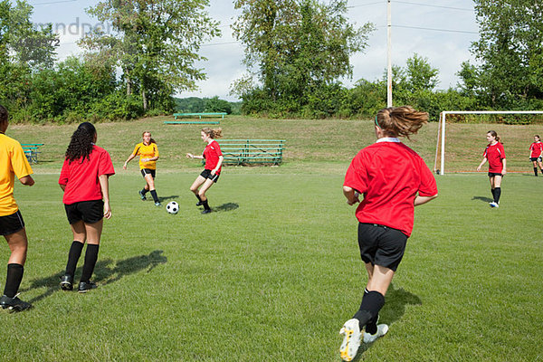 Teenager-Mädchen spielen Fußball