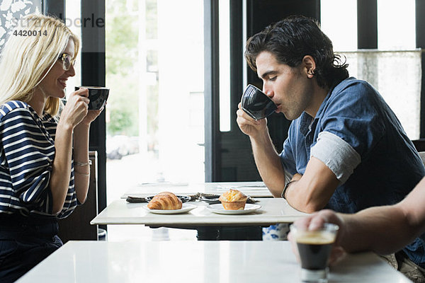 Paar beim Kaffee im Cafe