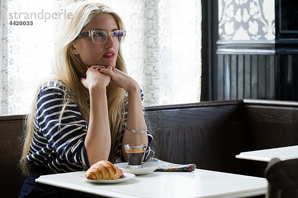 Frau im Café sitzend