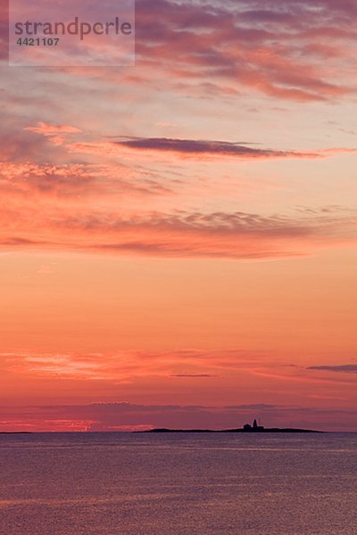Sunset Himmel mit Meer und entfernten Leuchtturm