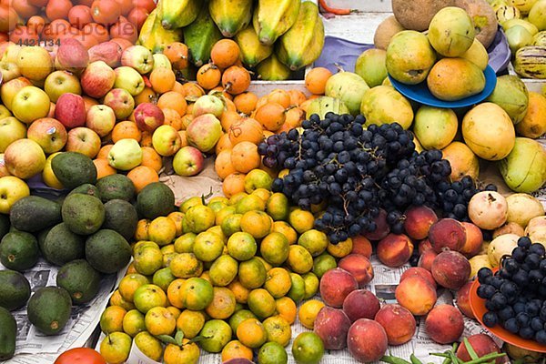 Assorted Fruit in Marktstand