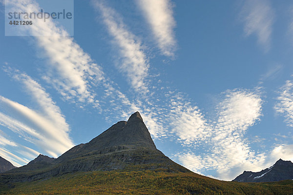 Berggipfeln gegen Himmel