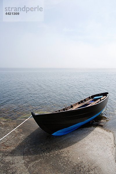 Kleines Boot ankern an Küste