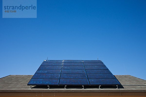 Solar-Panel auf Dach gegen Wolkenloser Himmel