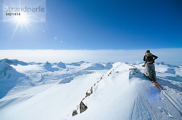 Rückansicht des Mannes über Berg Skifahren