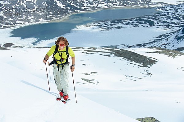 Mann Telemark Skifahren in der Bergwelt