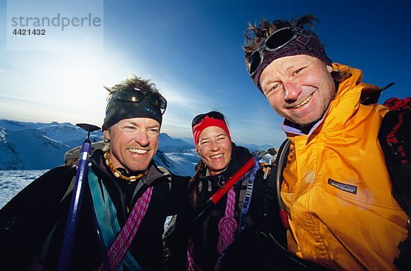 Partei der Skifahrer posieren für Portrait in Berglandschaft