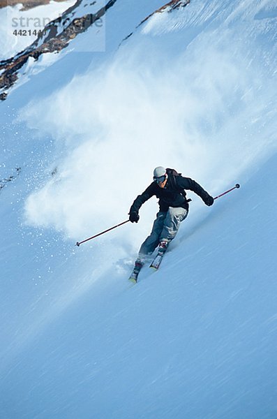 Mann Telemark Skifahren auf steilen Berghang
