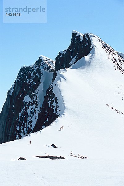 Entfernte Ansicht der Bergsteiger auf Berg