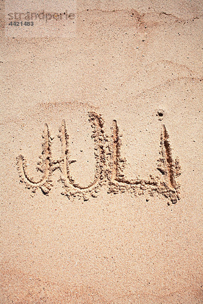 Text Juli auf Sand geschrieben