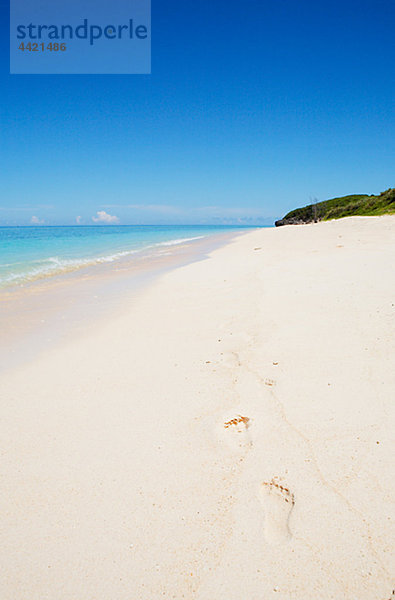 Fußabdrücke auf tropischen Strand