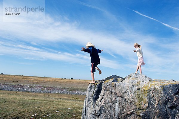 Kinder am Rand des Rock balancing