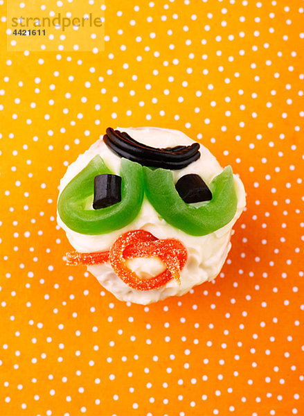 Kuchen mit Smiley-Gesicht auf spotted Hintergrund