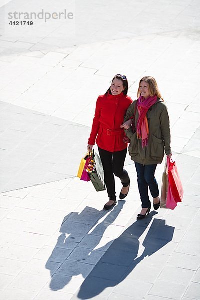 Paar junger Frauen einkaufen