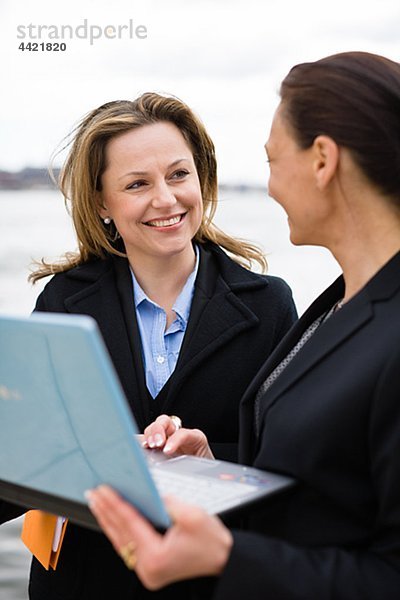 Paar von Geschäftsfrauen auf Laptop arbeiten