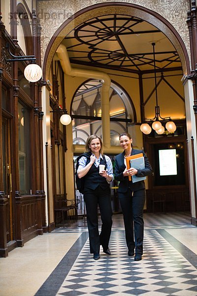 Paar von Geschäftsfrauen Wandern im Korridor