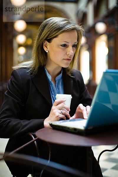 Mid-adult weiblich working auf laptop