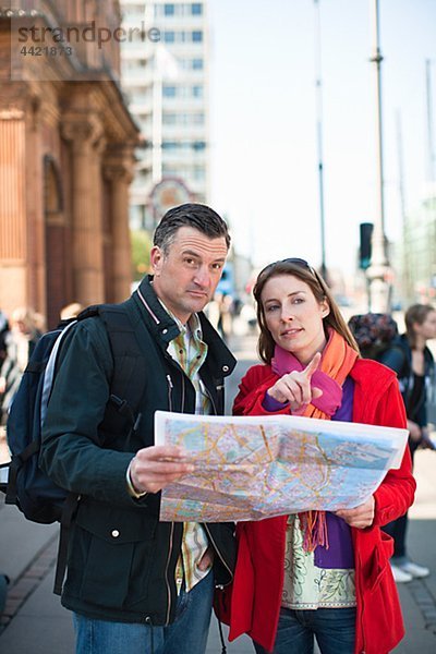 Paar mit Karte Sightseeing in Stadt