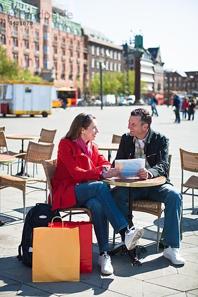 Paar mit Karte im outdoor Cafe in Stadt