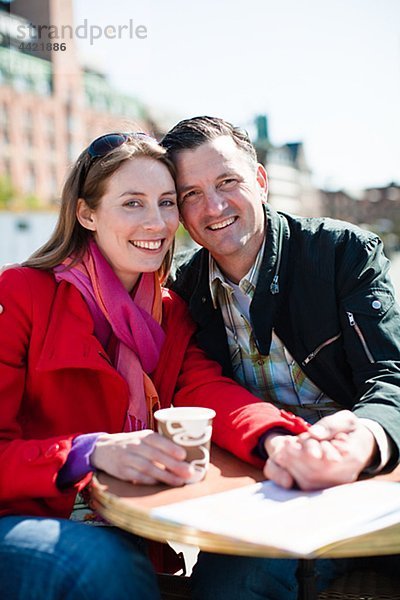 Portrait von paar outdoor-Café in Stadt trinken