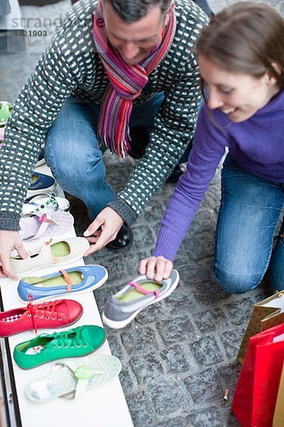 Paar Schuhe bei outdoor-Markt Stall beobachten