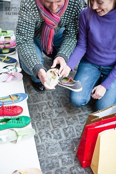 Paar Schuhe bei outdoor-Markt Stall beobachten