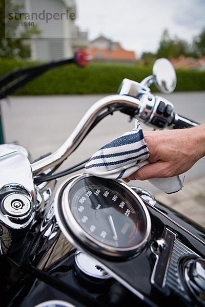 Nahaufnahme des Mannes Reinigung Vintage Motorrad