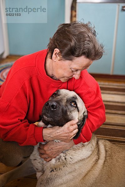 Senior Senioren Frau umarmen Hund
