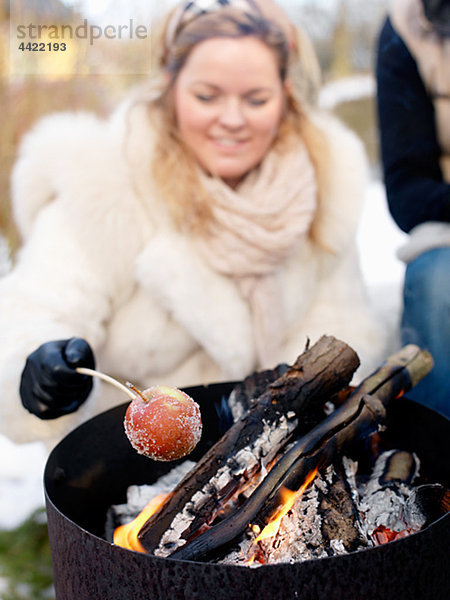 Frau Grillen im Winter  lächelnd