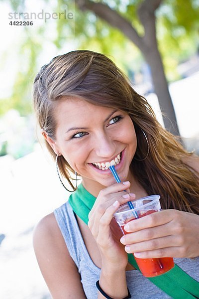 Porträt von Teenagerin trinken aus Cup  Außenaufnahme