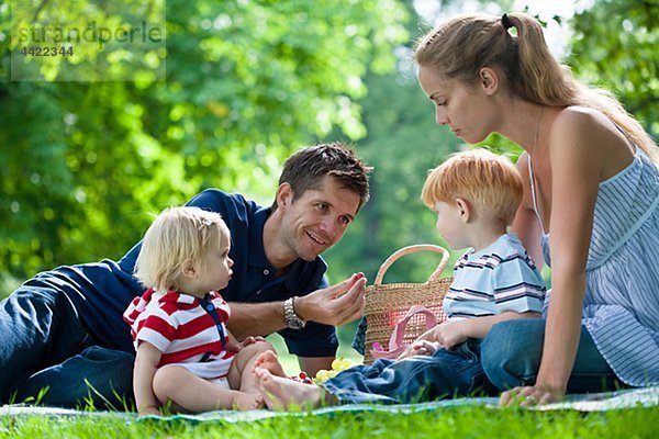 Mitte adult Eltern mit den Kindern auf Picknick