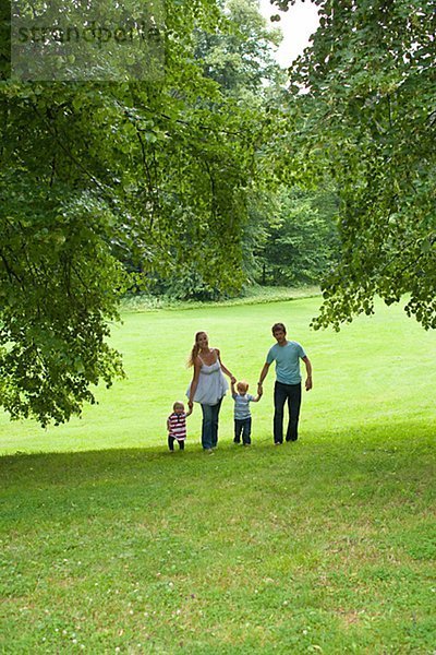 Eltern mit Kindern im Park zu Fuß
