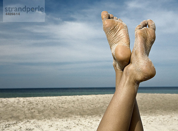 Fußsohlen einer Frau am Strand