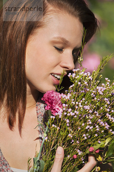 Junge Frau riecht Bouquet