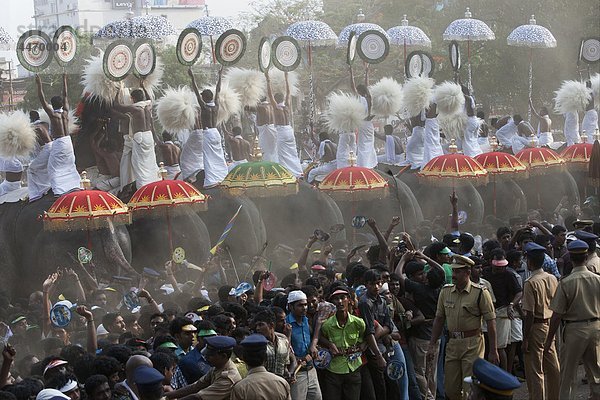 Indien  Kerala  Thrissur Puram Festival  dem Wettbewerb namens Kudamattam  die rasche und rhythmischen Wechsel der bunten Sonnenschirme zusammen mit der Aufzucht und Senkung der venchamarams