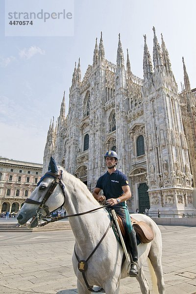 Italien  Lombardei  Mailand  Duomo Platz  Verkehrspolizist zu Pferd