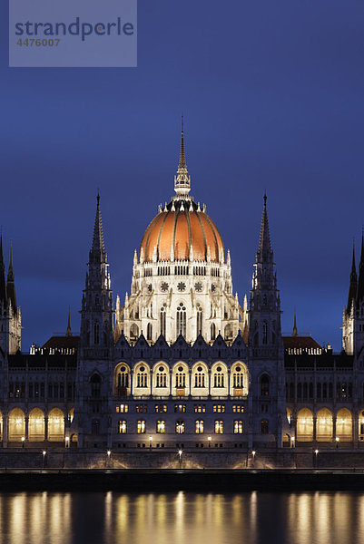 Nacht  Parlamentsgebäude  Ungarn