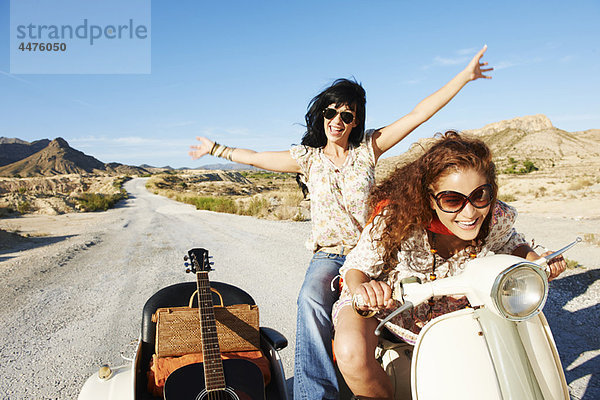 Frauen mit Motorrad und Beiwagen