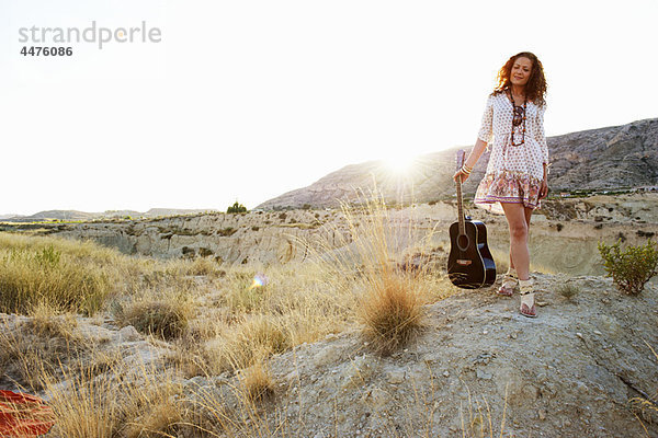 Frau  tragen  Sonnenuntergang  Gitarre