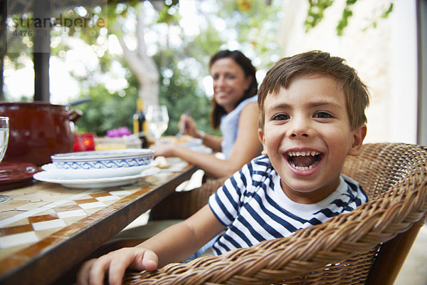 Mutter und Sohn beim Mittagessen