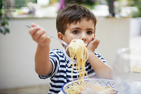 Kleiner Junge beim Spaghettiessen