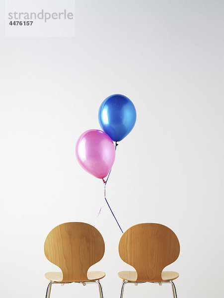 Bürostühle und verbundene Ballons