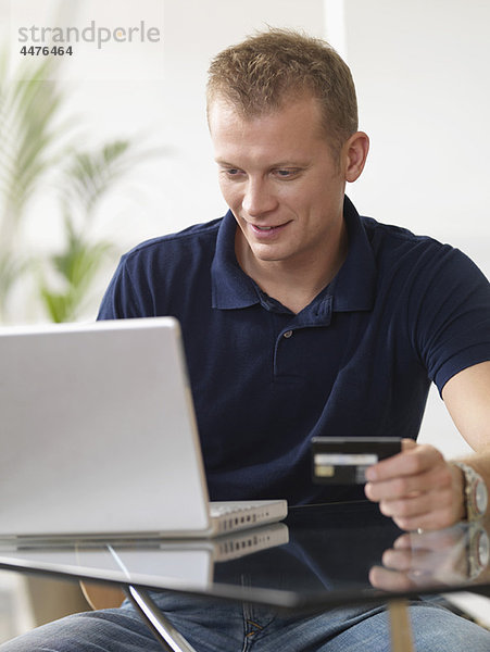 Mann zu Hause online einkaufen