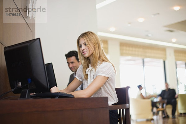 Frau am Computer sitzend