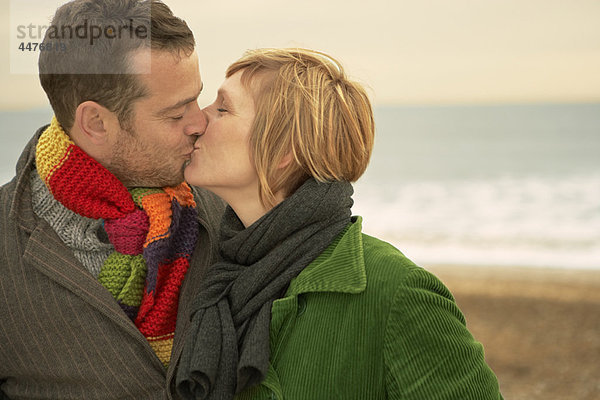 Couple Kissing am Strand Herbst Herbst