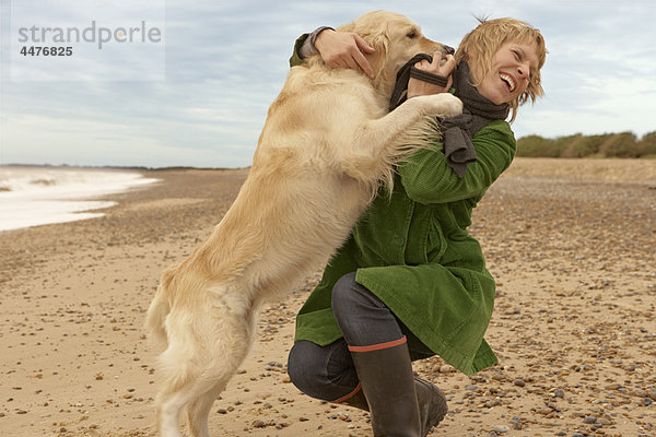 Frauentraining  Spielen mit Hund  Strand