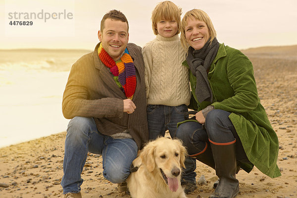 Familie mit Hund am Strand. Herbst  Herbst
